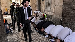 قوات الأمن الإسرائيلية ترافق متدينا يهوديا أثناء سيره بجوار المصلين المسلمين في القدس
