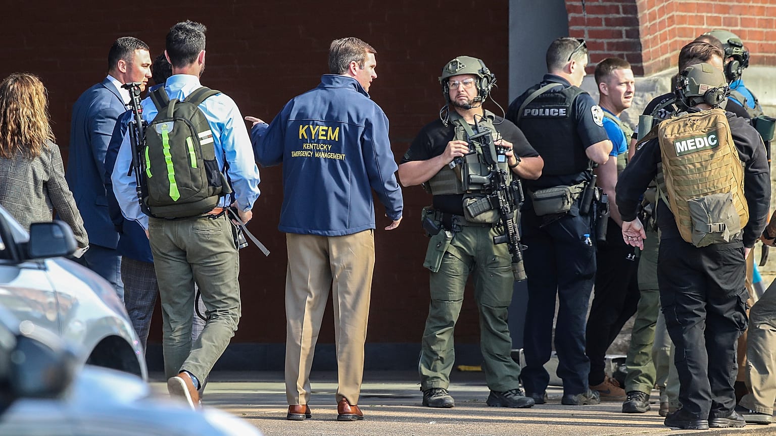 El gobernador de Kentucky, Andy Beshear, llega a la escena de un tiroteo en Louisville, Kentucky, el lunes 10 de abril de 2023.