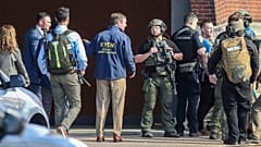 El gobernador de Kentucky, Andy Beshear, llega a la escena de un tiroteo en Louisville, Kentucky, el lunes 10 de abril de 2023.
