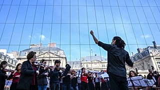 الفرقة السمفونية أمام المجلس الدستوري، باريس، فرنسا 09/04/2023