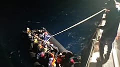 İzmir'in Dikili ve Foça ilçeleri açıklarındaki göçmen botu
