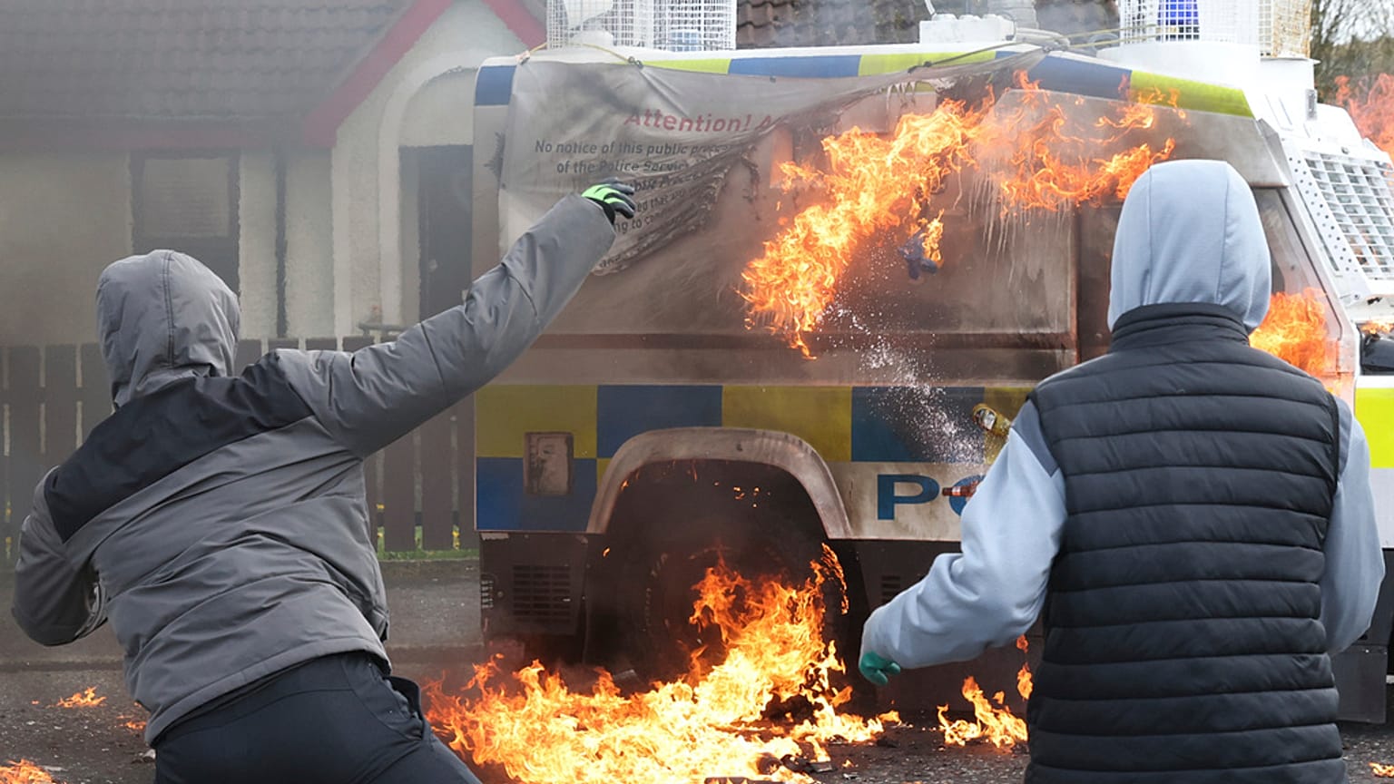 Manifestanti nord irlandesi colpiscono una volante della polizia
