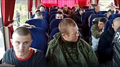 Soldados rusos sentados en un autobús tras ser liberados en un canje de prisioneros entre Rusia y Ucrania, 