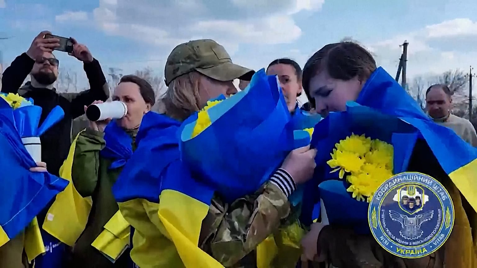 Soldados ucranianos siendo recibidos por sus seres queridos tras el intercambio de prisioneros en Ucrania y Rusia.