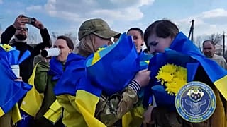 Soldados ucranianos siendo recibidos por sus seres queridos tras el intercambio de prisioneros en Ucrania y Rusia.