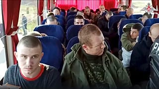 Russische Soldaten an diesem Montag bei der Rückkehr in die Heimat im Reisebus