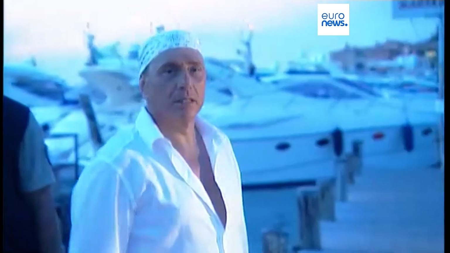 En 2004, il avait accueilli en Sardaigne le Premier ministre britannique Tony Blair la tête couverte d'un bandana blanc. 