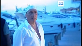 En 2004, il avait accueilli en Sardaigne le Premier ministre britannique Tony Blair la tête couverte d'un bandana blanc.