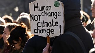 Az Exctinction Rebellion egyik szlogenje: AZ EMBERISÉG VÁLTOZZON, NE A KLÍMA!
