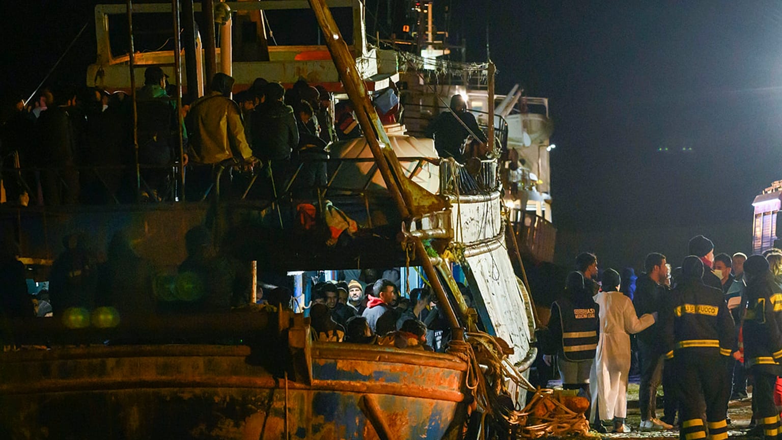 Derme çatma bir tekne ile İtalya'ya ulaşan bir göçmen kafilesi. (Arşiv, mart 2023) 