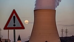 Wasserdampf steigt aus dem Kühlturm des Kernkraftwerks Isar 2 auf, 5. April 2023