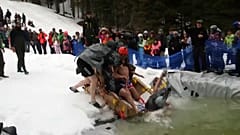 El difícl paso de la canoa cartón de la nieve al agua congelada