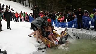El difícl paso de la canoa cartón de la nieve al agua congelada
