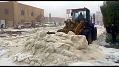 Ein Radlader beseitigt den Hagel