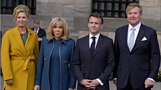 الرئيس الفرنسي إيمانويل ماكرون وزوجته بريجيت ماكرون والملك الهولندي ويليم ألكسندر والملكة ماكسيما، أمام القصر الملكي في ساحة دام في أمستردام، هولندا، الثلاثاء 11 أبريل 2023