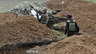 Militares ucranianos el 8 de abril en las cercanías de Bajmut