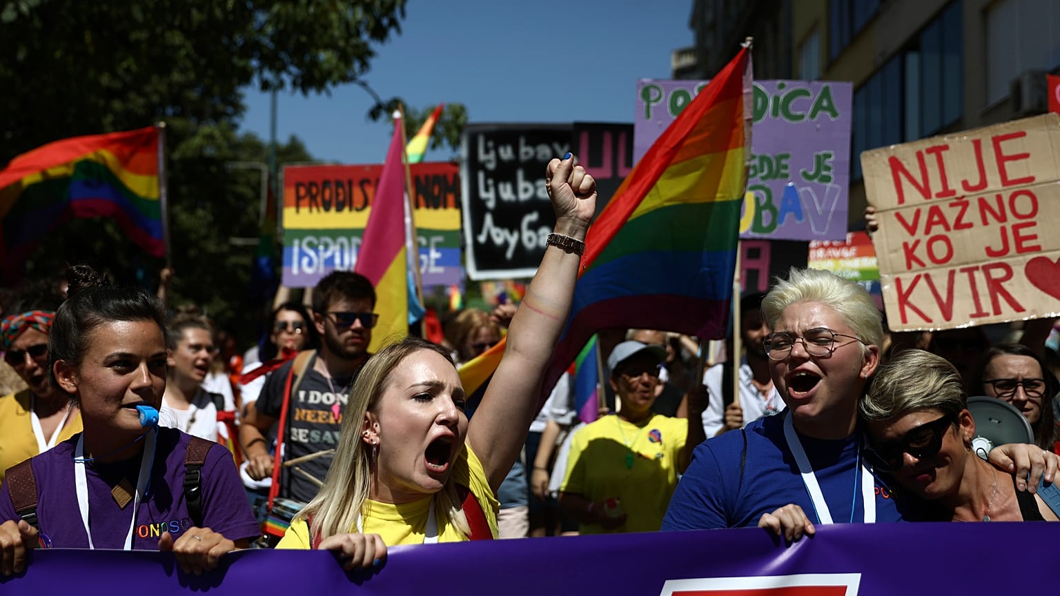 Des participants marchent lors de la marche annuelle de la fierté homosexuelle dans la capitale Sarajevo, en Bosnie, samedi 14 août 2021. 