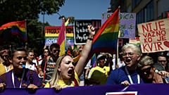 Des participants marchent lors de la marche annuelle de la fierté homosexuelle dans la capitale Sarajevo, en Bosnie, samedi 14 août 2021. 