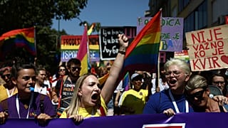 Des participants marchent lors de la marche annuelle de la fierté homosexuelle dans la capitale Sarajevo, en Bosnie, samedi 14 août 2021.