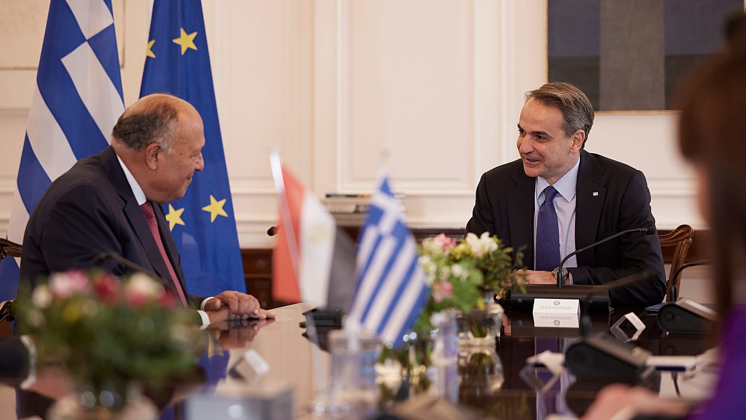Ο πρωθυπουργός Κυριάκος Μητσοτάκης συνομιλεί με τον υπουργό Εξωτερικών της Αιγύπτου, Σάμεχ Σούκρι κατά τη διάρκεια της συνάντησής τους, στο Μέγαρο Μαξίμου