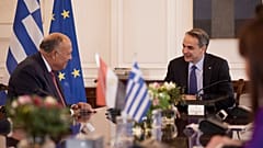 Ο πρωθυπουργός Κυριάκος Μητσοτάκης συνομιλεί με τον υπουργό Εξωτερικών της Αιγύπτου, Σάμεχ Σούκρι κατά τη διάρκεια της συνάντησής τους, στο Μέγαρο Μαξίμου