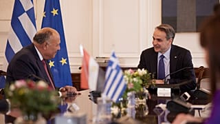 Ο πρωθυπουργός Κυριάκος Μητσοτάκης συνομιλεί με τον υπουργό Εξωτερικών της Αιγύπτου, Σάμεχ Σούκρι κατά τη διάρκεια της συνάντησής τους, στο Μέγαρο Μαξίμου