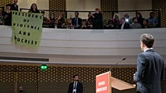 الرئيس الفرنسي إيمانويل ماكرون في لاهاي 