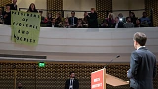 الرئيس الفرنسي إيمانويل ماكرون في لاهاي 