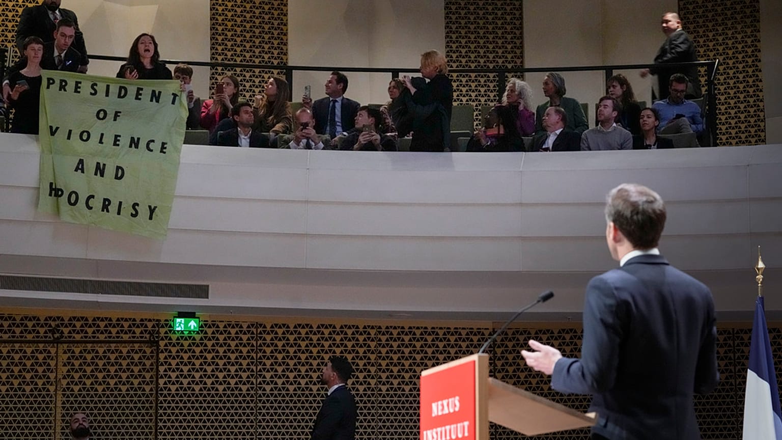 Hollanda'da protestocular Macron'un konuşmasını böldü