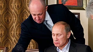 Evgeniy Prigozhin, en haut, sert de repas à Vladimir Poutine,Moscou 11 novembre 2011.