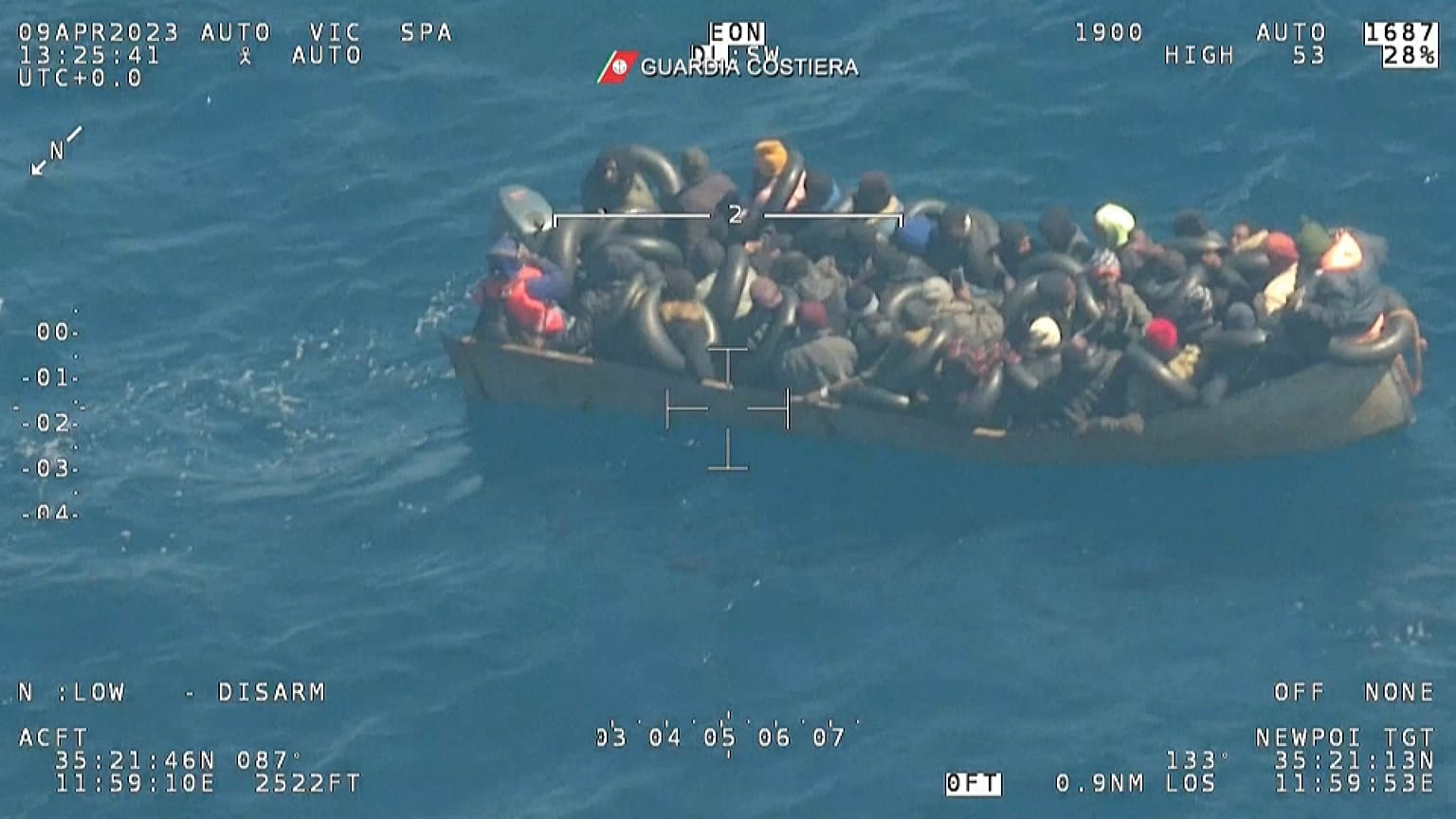Migrantes tratan de llegar en una embarcación a la costa italiana