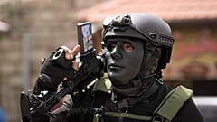 Un membre des forces de l'ordre