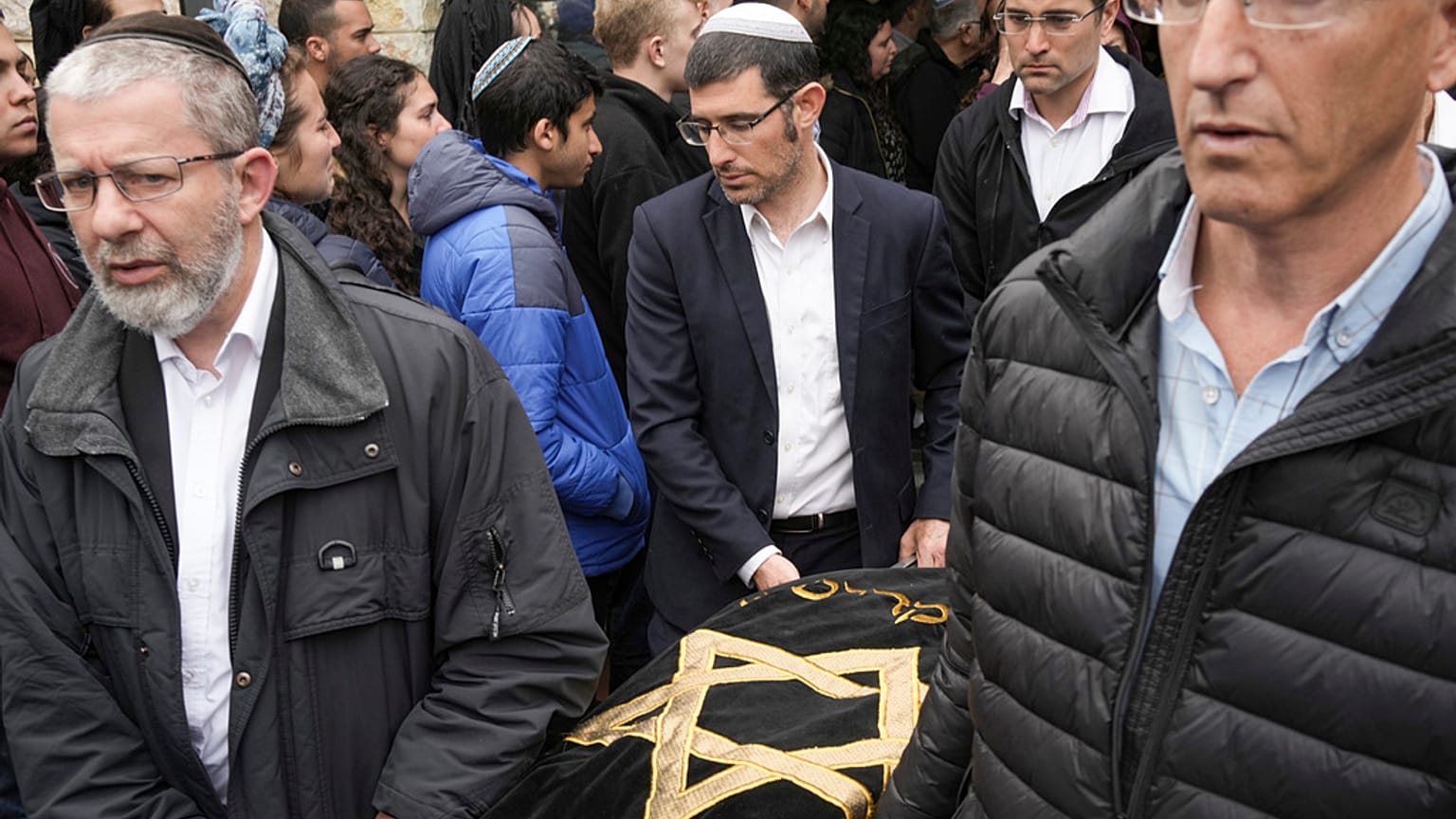 Trauernde tragen den Leichnam von Lucy Dee auf einem Friedhof in der Westjordanland-Siedlung Kfar Etzion, 11. April 2023. 