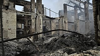 Разрушенное офисное здание в городе Часов Яр