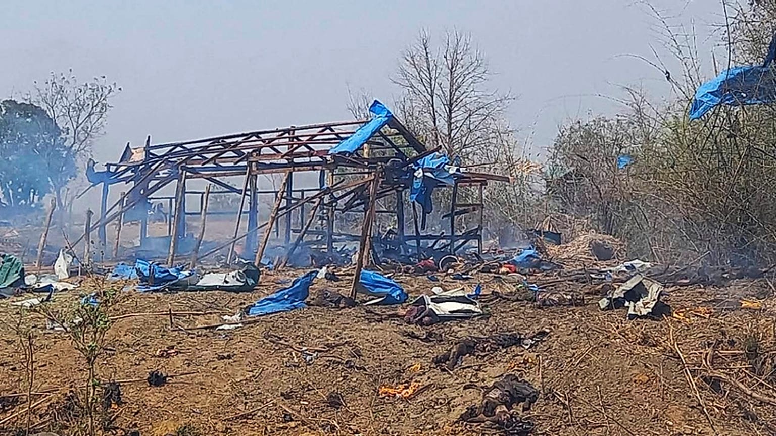 Zerstörung nach Luftangriff des Militärs auf ein Dorf in Myanmar