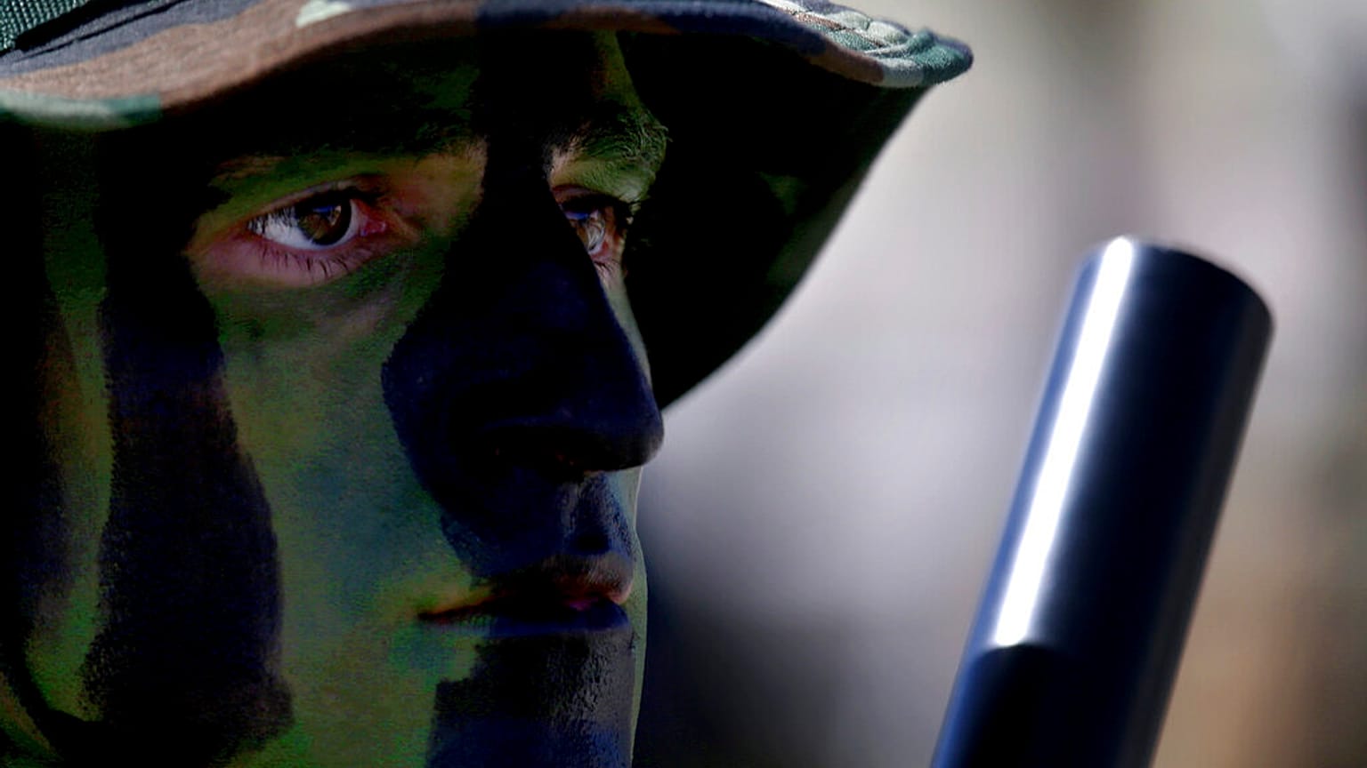 Soldado com camuflagem