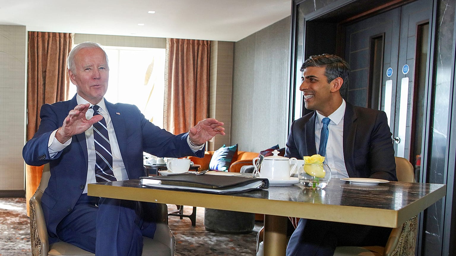 Joe Biden és Rishi Sunak Belfastban
