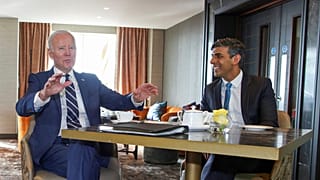 Joe Biden és Rishi Sunak Belfastban