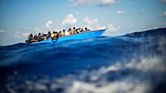 Foto di repertorio - Migranti navigano su una barca di legno a sud dell'isola italiana di Lampedusa nel Mar Mediterraneo, 11 agosto 2022