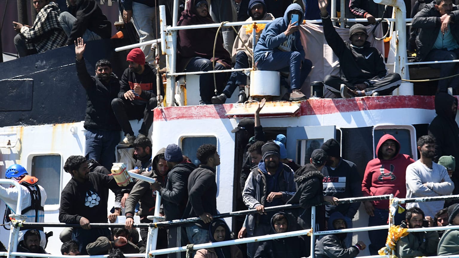 Ein Schiff mit rund 700 Migranten an Bord läuft in den sizilianischen Hafen von Catania ein, 12. April 2023