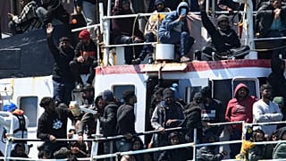 Ein Schiff mit rund 700 Migranten an Bord läuft in den sizilianischen Hafen von Catania ein, 12. April 2023