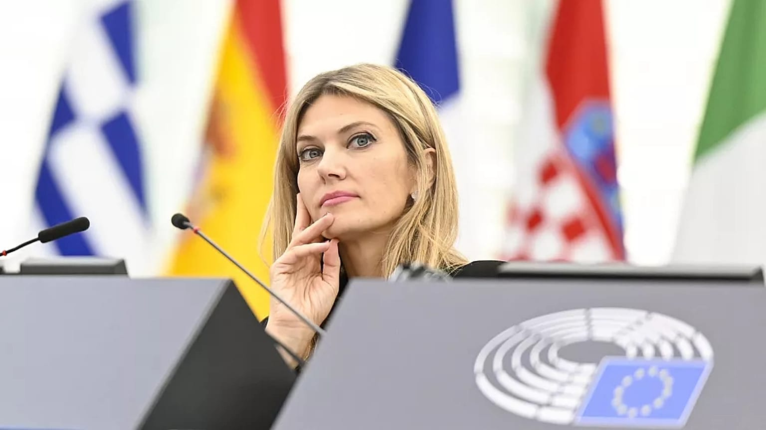 Eva Kaili, bir suç örgütüne katılmak, yolsuzluk ve kara para aklamakla suçlanarak 9 Aralık'ta tutuklanmıştı
