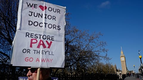 Ärzte-Demonstration in London am 11. April 2023