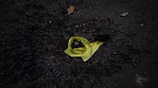 Az ellenállás jelképe, a sárga szalag egy lövedék mellett
