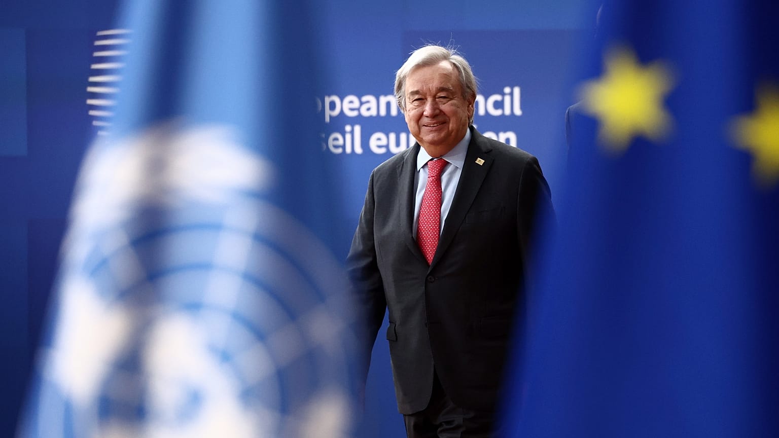 Guterres ENSZ-főtitkár az Európai Unió kétnapos brüsszeli csúcstalálkozójának nyitó ülésére érkezik 2023. március 23-án