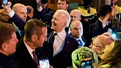 الرئيس الأريكي جو بايدن يلتقط صورة سيلفي مع الناس في دندالك - أيرلندا. 2023/04/12