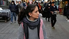 Egy fiatal iráni nő hidzsáb nélkül sétál Teherán utcáin