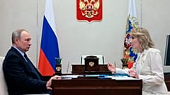 El presidente Vladimir Putin escucha a Maria Lvova-Belova durante su reunión en las afueras de Moscú, Rusia, 16 de febrero de 2023.