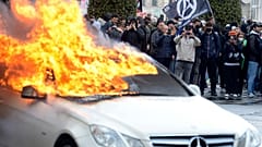 Brennendes Auto in Rennes, Westfrankreich