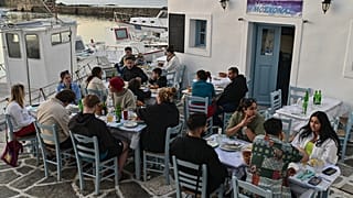 Τουρίστες απολαμβάνουν το γεύμα τους στη Νάουσα της Πάρου (5 Απριλίου 2023)